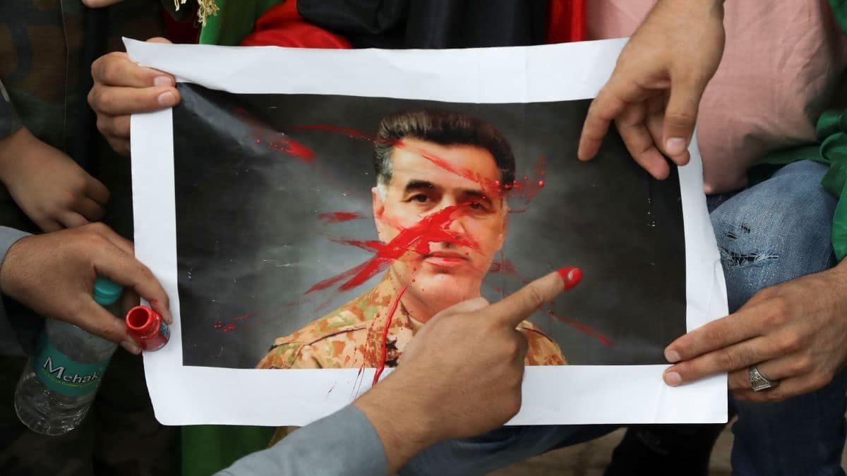 Pakistan Military Elite Under Scrutiny After Former ISI Chief's Fall