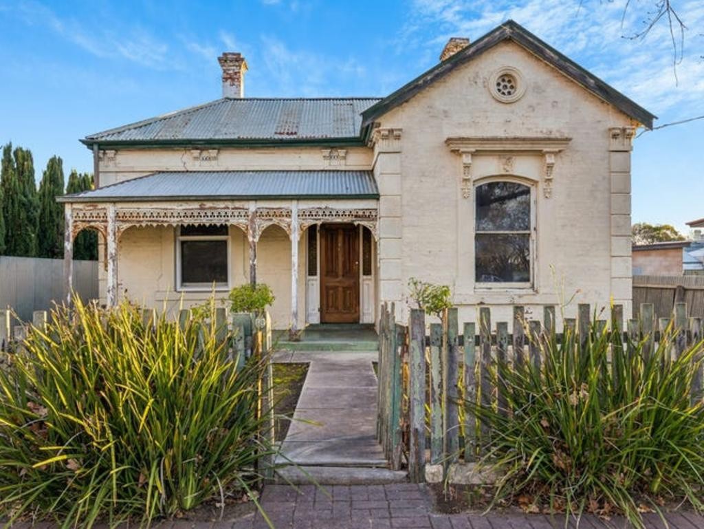 An 'ugly duckling' villa in Adelaide's College Park sparks buyer frenzy